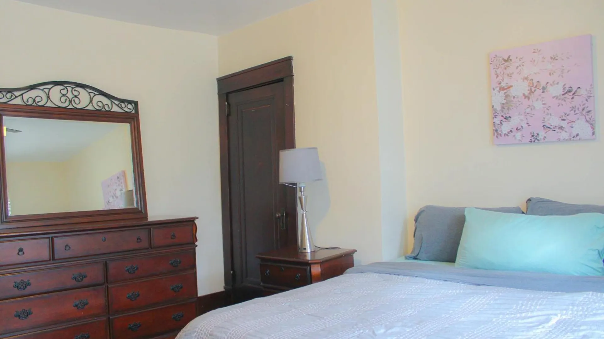 Comfy And Spacious 3 Bedroom - Easy City Access Pittsburgh Apartment
