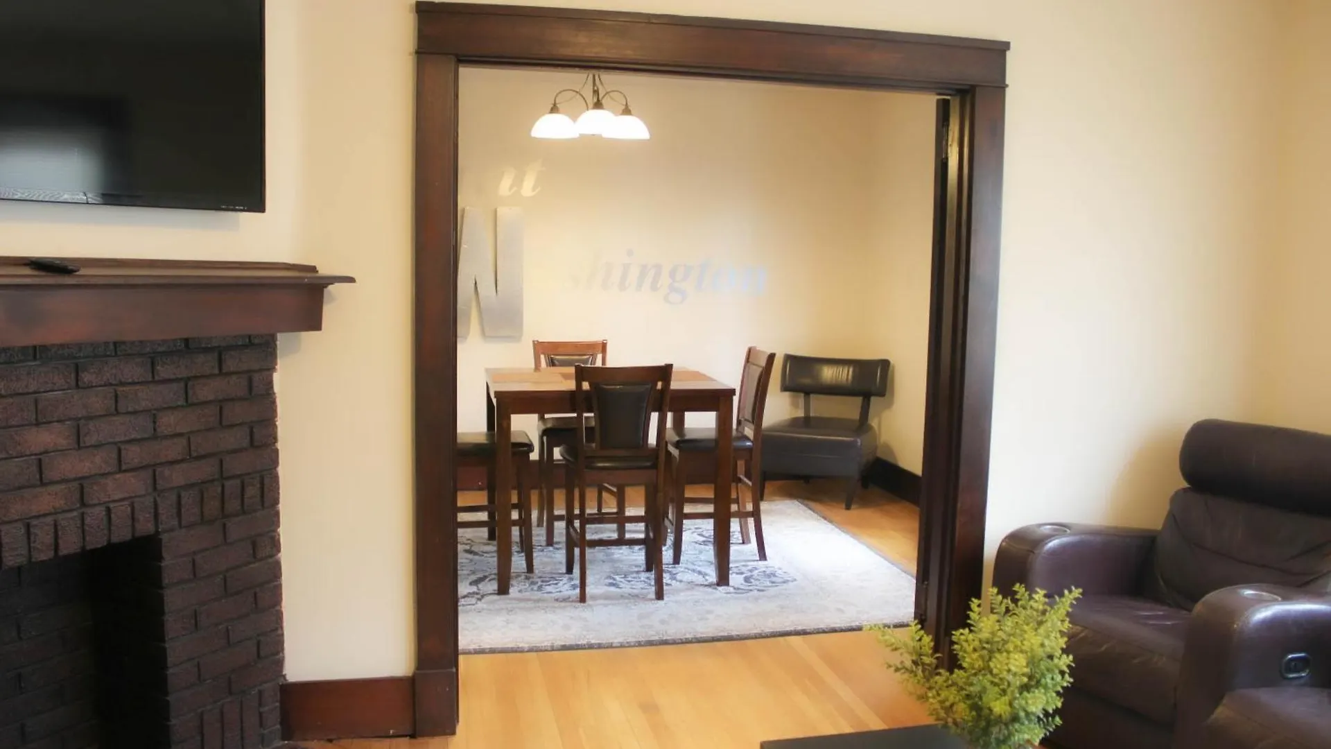 Comfy And Spacious 3 Bedroom - Easy City Access Pittsburgh Apartment