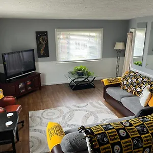 Apartment North Side Bungalow - Sleeps 8!, Pittsburgh